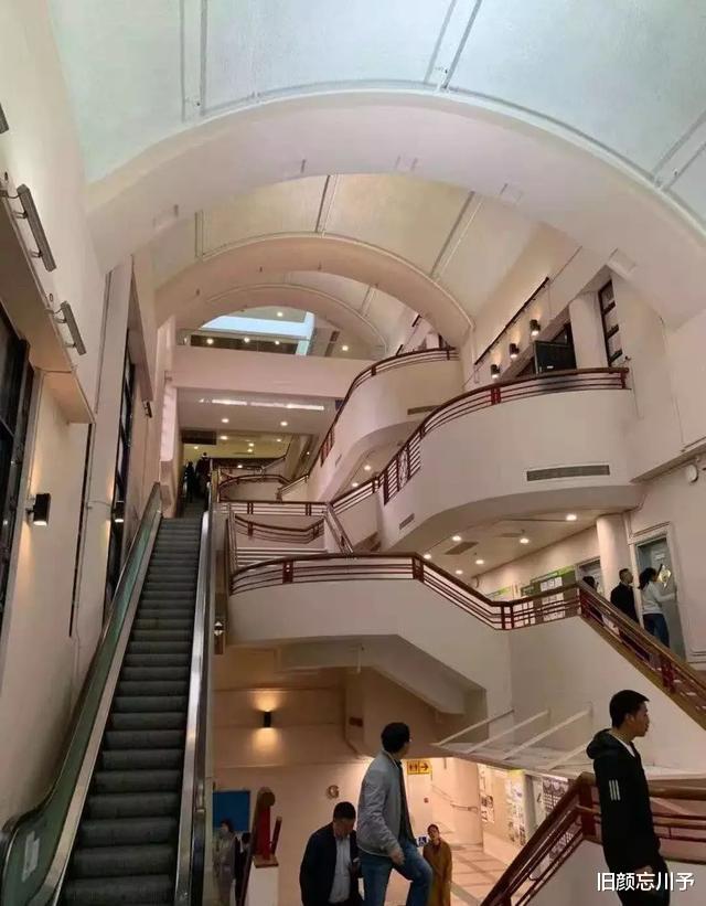 李嘉欣|1989年跨年夜，61岁李嘉诚带18岁李嘉欣回家，3小时后原配暴毙