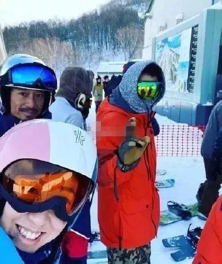 张柏芝|张柏芝回应四胎传闻，曝光小儿子正面照，三胎儿子像极了前夫谢霆锋