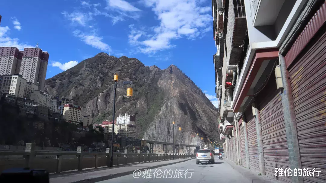 #川藏线#川藏线上这座县城，最高点海拔5252米，房屋建在险崖峭壁上难停车