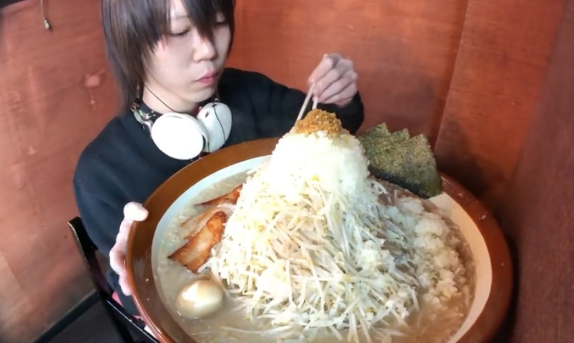 面条：大胃王挑战80斤“面条”，拉近一看却穿帮了，网友：难怪长不胖！