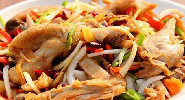 神鸟知讯资讯站|看到邻居买了只椒麻鸡，大妈一怒打伤其鼻子：为啥不买我家的？