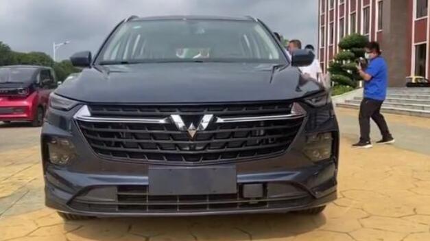 五菱▲五菱首款银标MPV亮相，一身大牌加持，后排“魔术座椅”可半躺