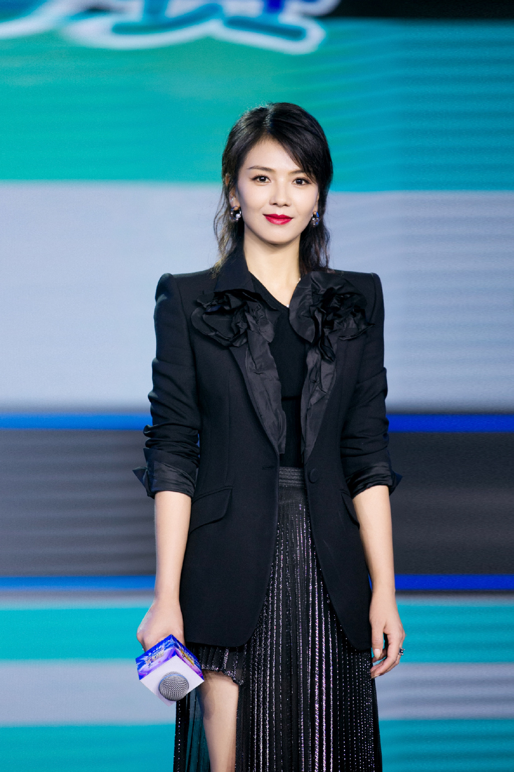 穿衣搭配▲41岁的刘涛剪掉长发，变锁骨短发搭配西服和牛仔裤，时髦减龄