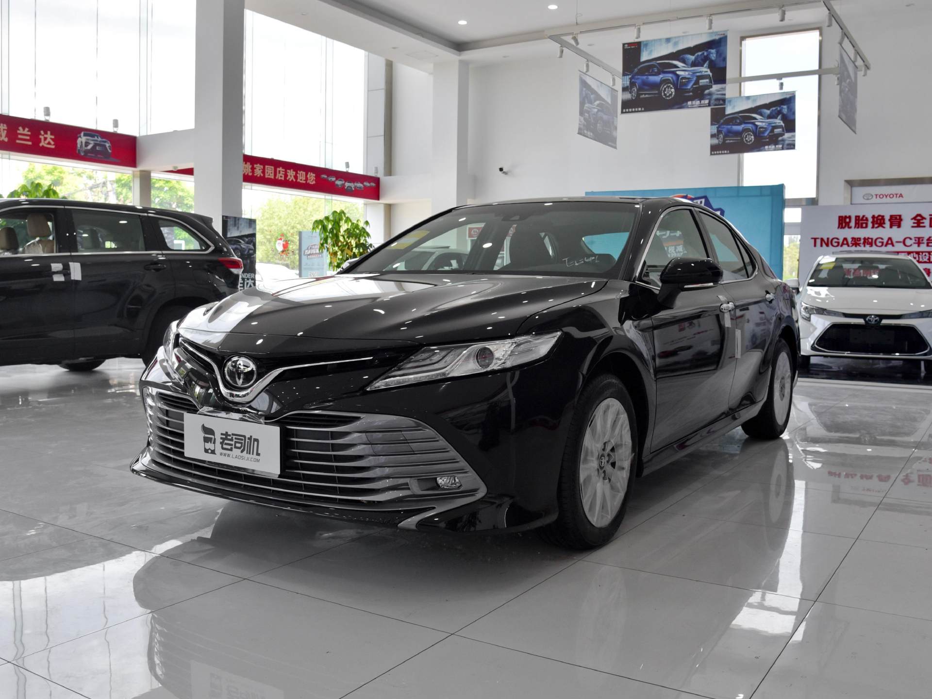 丰田凯美瑞|这台丰田不“割韭菜”，2.82米轴距不输雅阁，内饰高档，油耗5.7L