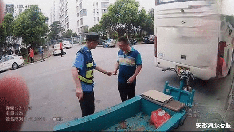 城管|西瓜商贩去救人，西瓜却被城管没收，接下来发生的一幕很暖心