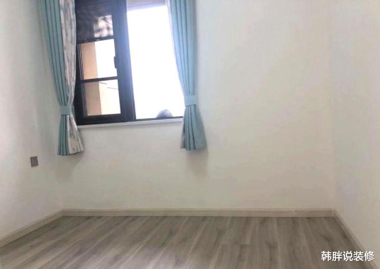 「」刚完成硬装的新房，全屋大白墙配石膏线，装修简洁却清新耐看