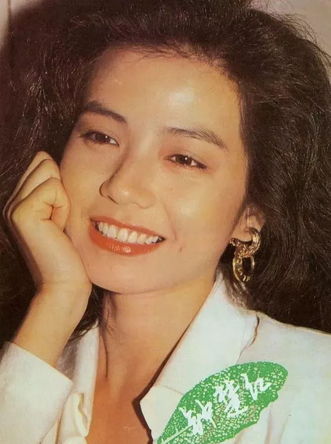#袁咏仪#51岁邱淑贞和48岁袁咏仪同框美如画：这才是香港女星颜值巅峰！
