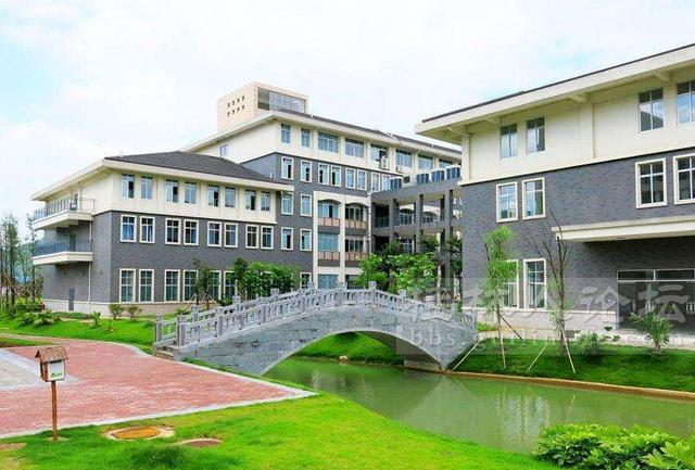 高校@这6所二本医学院校,录取分数线低,但学生很好就业!