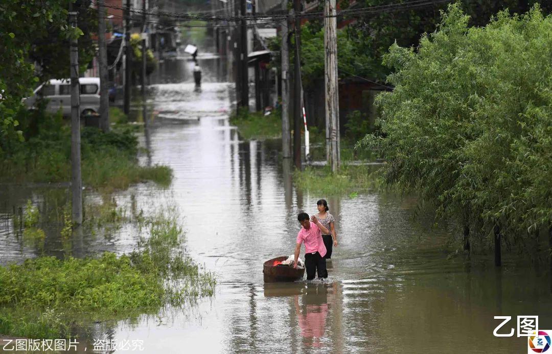 乙图|江边小镇37年3次被淹，居民习惯了江水涨落，在家中淡定吃饭