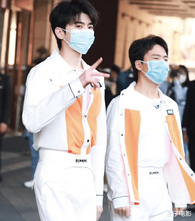 鸟巢■《跑男》再发官宣照：郭麒麟与蔡徐坤站一起，腿长一比好尴尬！