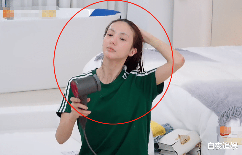 金晨|金晨睡前护肤照被传开，素颜模样意外火了，这状态确定是30岁？