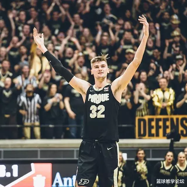 美国大学生体育协会■抢疯了！一天接到26个邀请电话！他是NCAA最火的球员