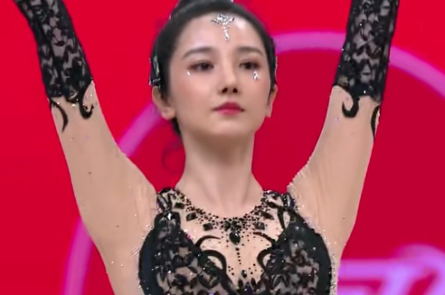 陈小纭|陈小纭穿3cm体操服秀一字马,当镜头拉近10倍后,导演有点坏