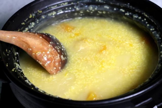 『南瓜』熬小米粥时，多加一步，米粥浓稠米油多