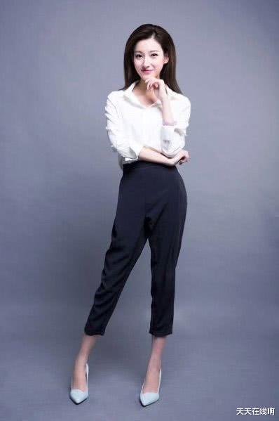 央视|她是央视美女主持，走秀时粉色内裤滑落仍坚持，坦言：谁爱看谁看