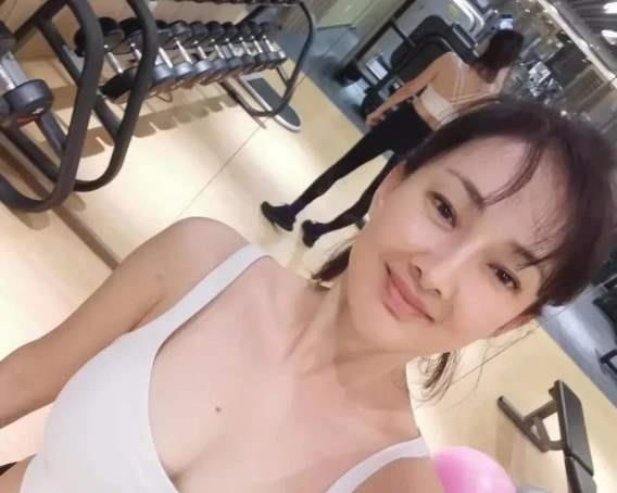 牛莉▲牛莉像个“不老妖精”，当看到她的生活照，网友：郭冬临眼光真毒