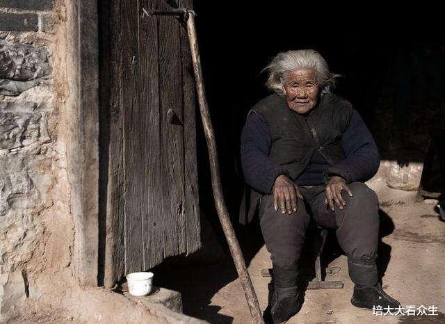 培大大看众生|妻子威逼送走婆婆，丈夫身兼三职租房养母9年，最终结局令人欣慰