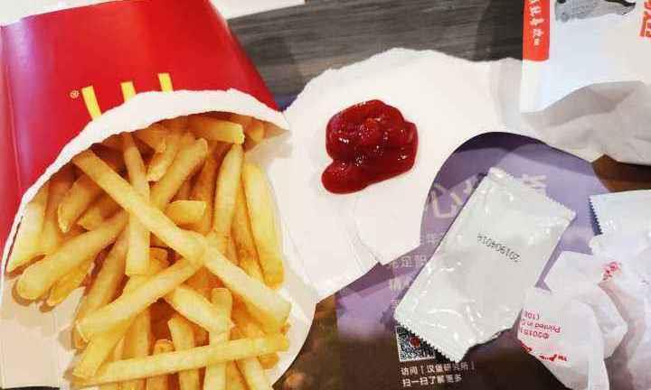 薯条■去麦当劳吃薯条，别再把番茄酱挤在垫纸上了，服务员：这里有机关