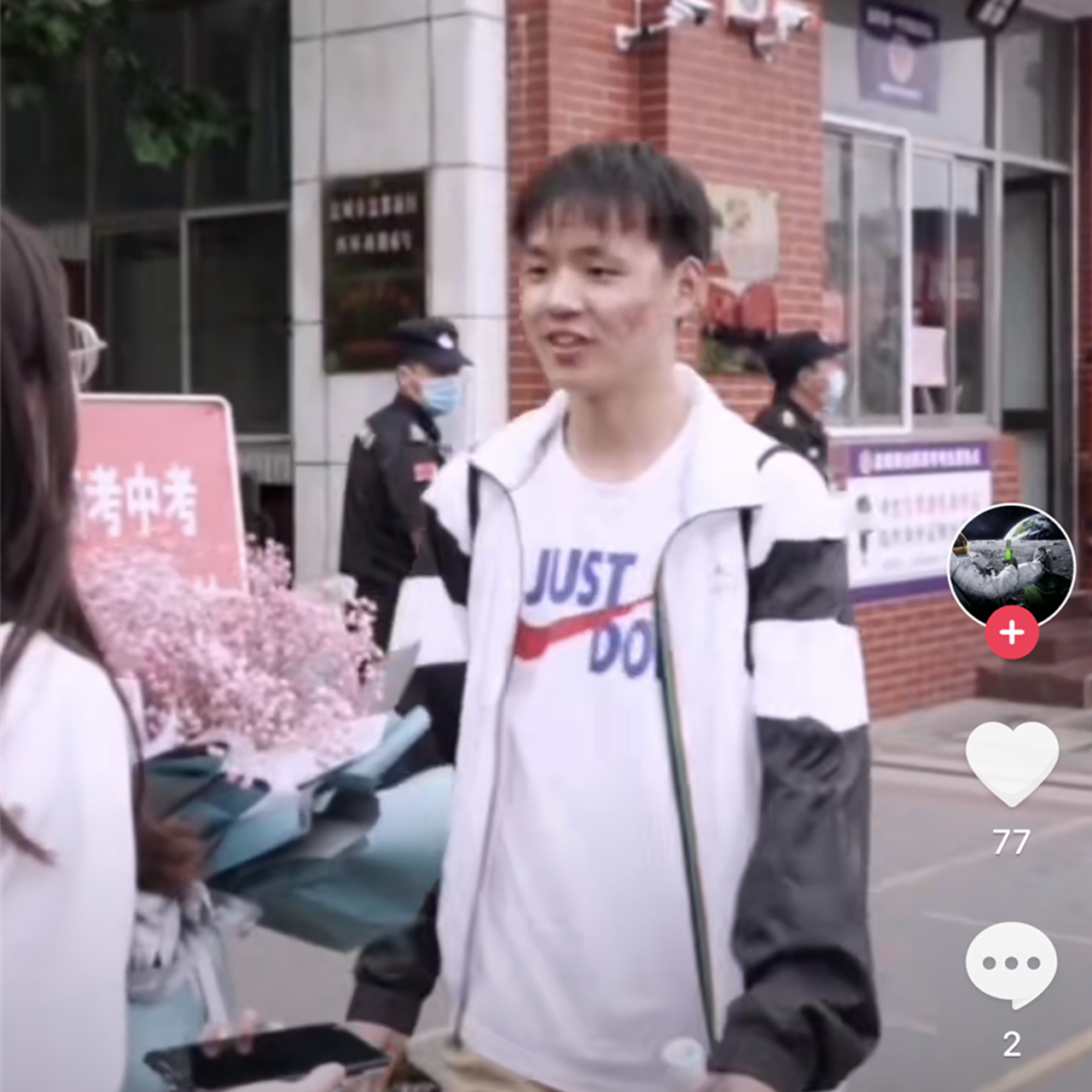 小姐姐|17岁高一满天星为什么不顾个人形象要给“高考哥”送花，看到她一句话，懂了