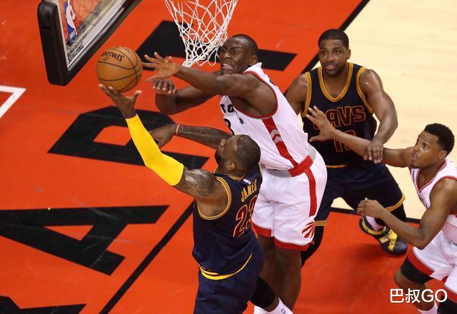 『勒布朗·詹姆斯』4年前靠打詹姆斯成名，他轰26板4帽骗走7200万，如今28岁濒临退役