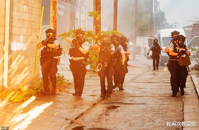 『美国』美国突发大规模暴动！万人洗劫全城 纵火烧楼 市民当街惨死