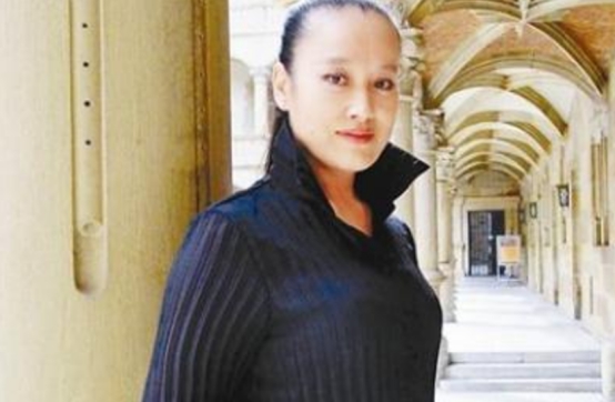 春晚|因春晚一炮而红，年仅56岁患癌在国外去世，死前才公布身世秘密