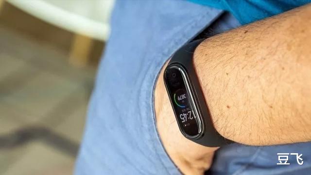 小米科技■小米手环5曝光，挖孔全面屏，就看能否打电话，价格不再亲民