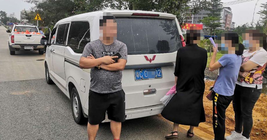 珠海交警|粤C小车贴着黑膜珠海大道逃窜2公里！交警打开车门吓了一跳……