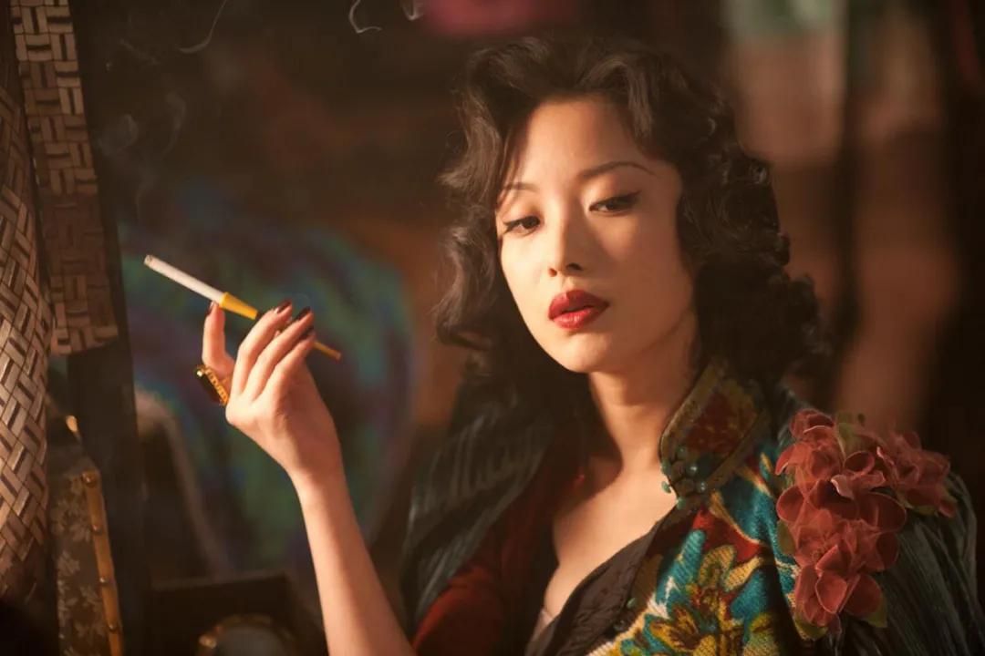 谋女郎|首位00后谋女郎因长相上热搜：一副招直男喜欢的白幼瘦就该骂？