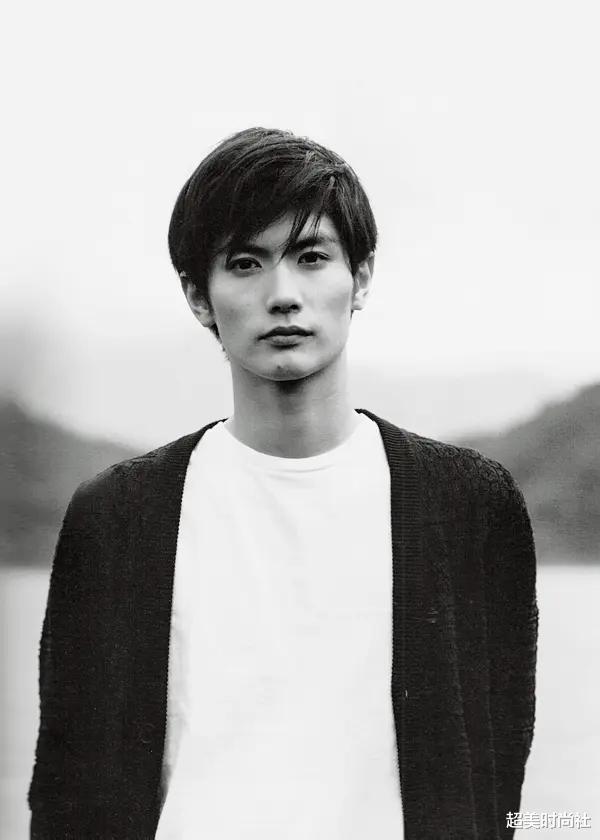 三浦春马|三浦春马因初恋脸走红,穿西装帅演变装皇后惊艳,去世引网友怀念