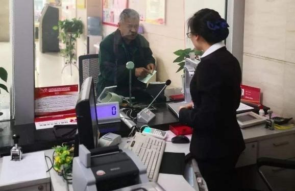 董明珠|银行柜员两个字惹怒富豪，数亿存款被一次性转移，行长上门道歉