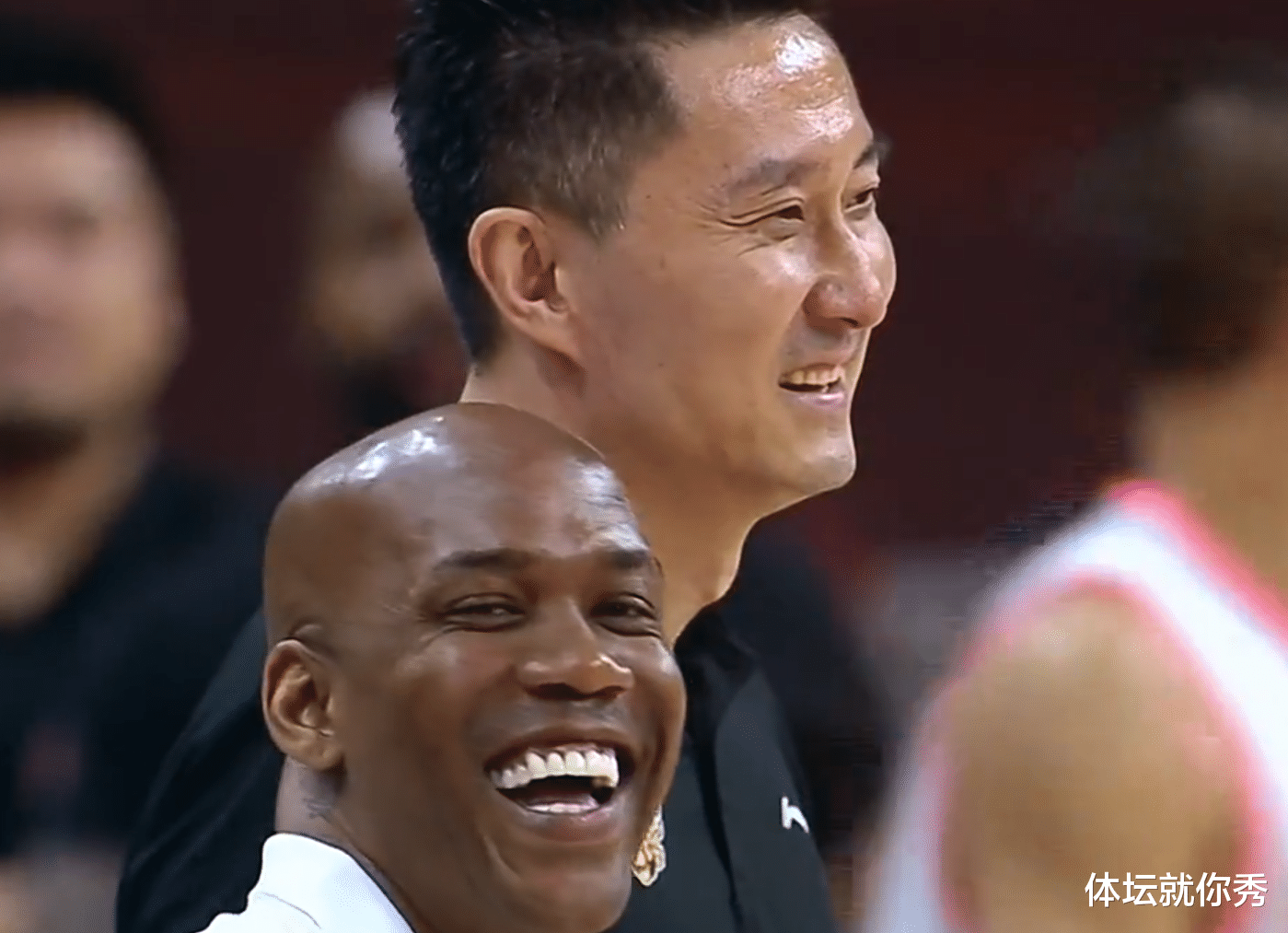 [广东男篮]职业假笑！北控45分惨败广东后，杜锋走了过来，谁注意马布里的举动