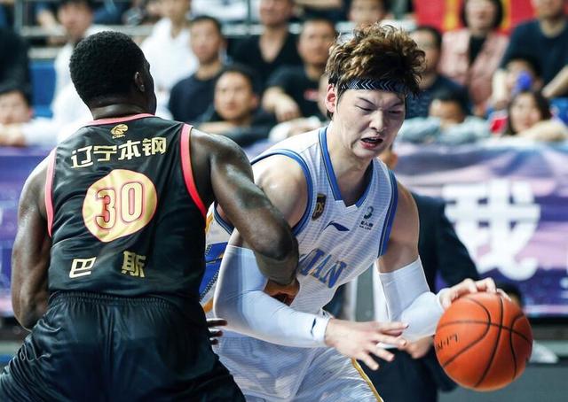 王哲林:同样是自律训练,周琦增重依然挨批,王哲林为何却能收获点赞?