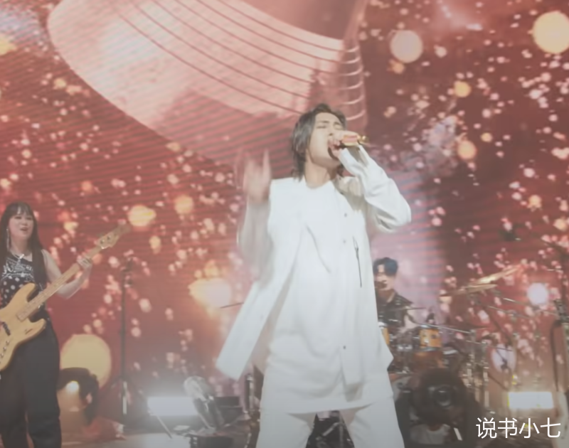 音乐节|努力的歌手金贤重，线上演唱会效果满分，痴情粉丝陪着重新出发