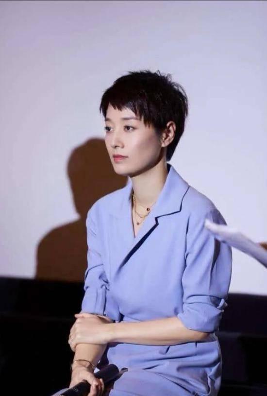 姚笛▲38岁姚笛生子后利落短发高调复出 马伊琍等她结婚后才公开离婚