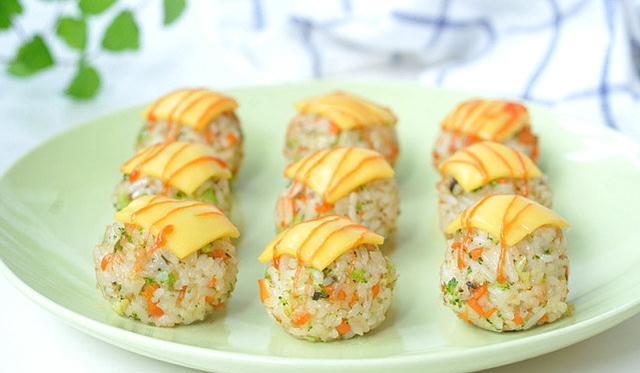 饭团■天热,这早餐成了儿子的最爱,连吃一周都不腻!两手一捏香喷喷!