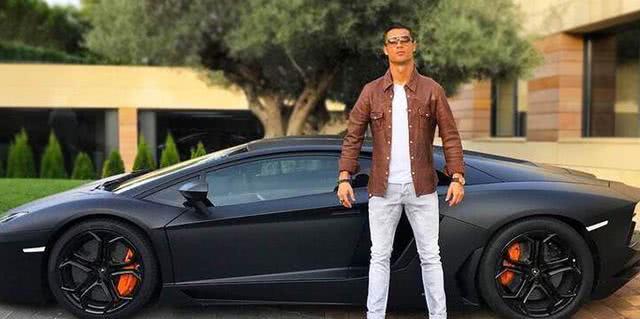 参观C罗所住的豪宅，家里有树林和草地区，内部更是奢华无比