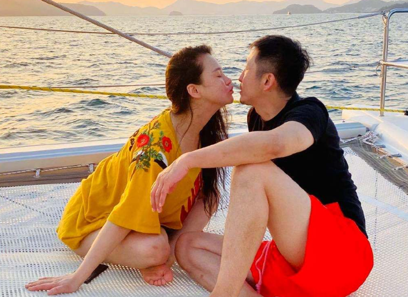 邹市明@前央视美女主持嫁奥运冠军，丈夫身价过亿，8年生3娃，人生赢家