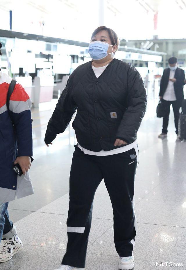 38歲賈玲走機場太喜感，夾克打扮爆五五身材，胖得找不到脖子瞭-圖5