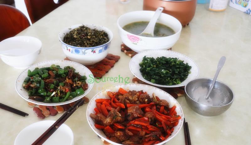 #酸菜#婆婆做的晚餐，四菜一汤，发个朋友圈，亲妈立马来接我和儿子回家