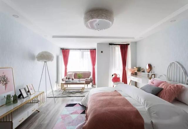 『』内飘窗占卧室面积,业主请师傅一锤砸掉,楼下邻居吓到要搬家!