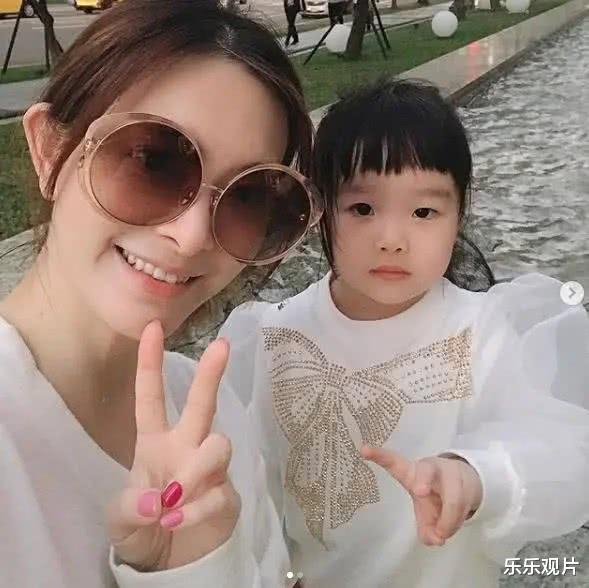 【辛龙】辛龙深夜更新发文：18个字追思爱妻刘真，锥心之痛仍旧难以放下