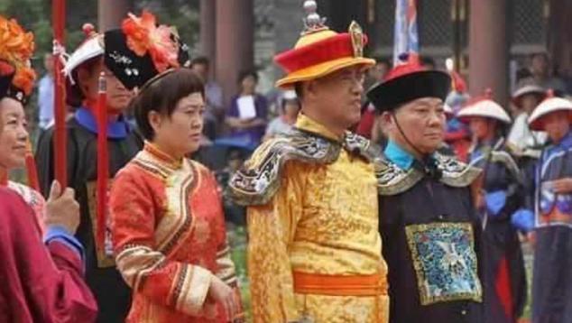 乾隆|男子自称乾隆7世孙，穿龙袍祭祖，拿出传家宝后专家无话可说
