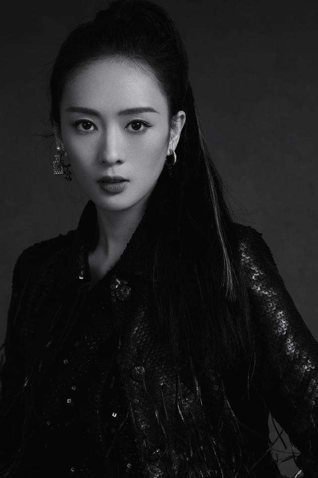 宋慧乔|39岁宋慧乔发型终于选对了!厚重刘海配烟熏妆美成瓷娃娃,状态佳