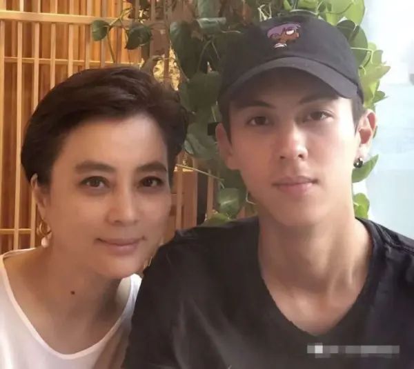 【李玲玉】李玲玉还是化妆好看，皱纹都少了不少，素颜脸真的太沧桑了！