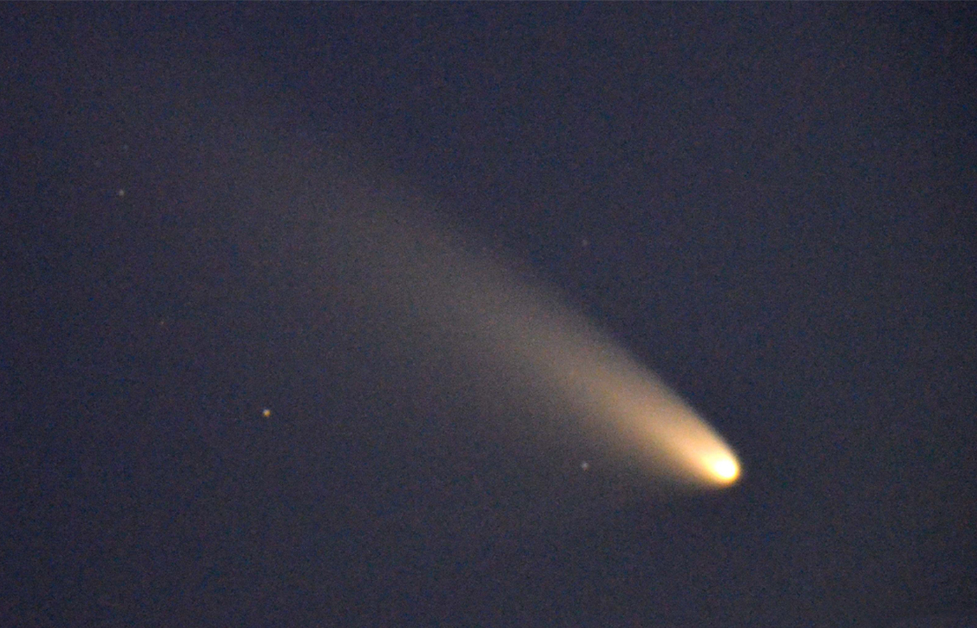 彗星|一颗彗星加速冲向太阳，迅速瓦解，没撞上就被毁灭，刚好被拍到