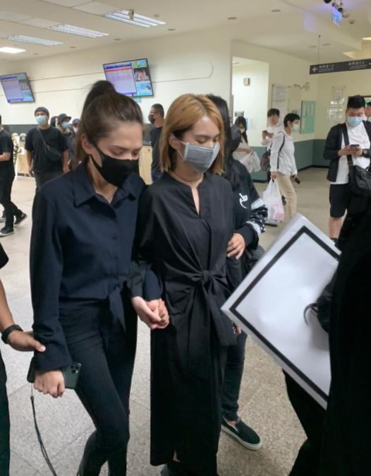 杨丞琳|杨丞琳许玮宁哭红双眼送小鬼火化，女友情绪崩溃失声痛哭场面哀戚