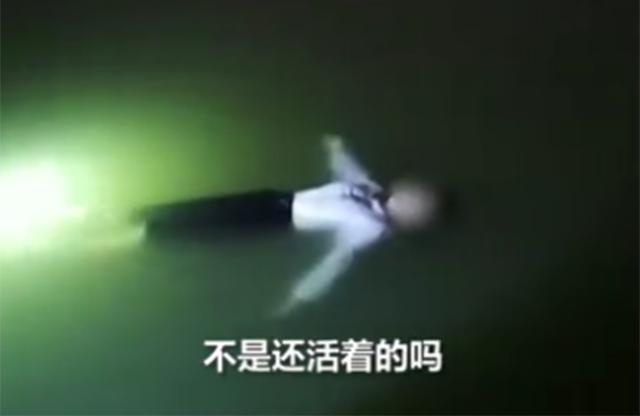 福林妈咪|女孩落水淡定漂浮20分钟，不会游泳却没呛水，教科书式自救方法