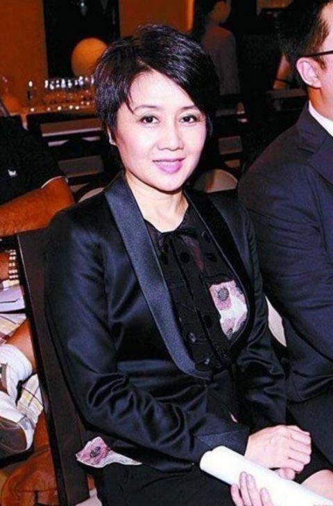 坛然而,在2009年的时候,这个豪门故事突然发生转折,邓咏诗跟男友结婚