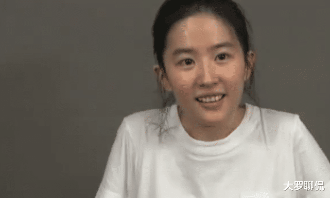 刘亦菲 刘亦菲接受外媒采访，素颜没任何美颜的状态，看出了她32岁的颜值